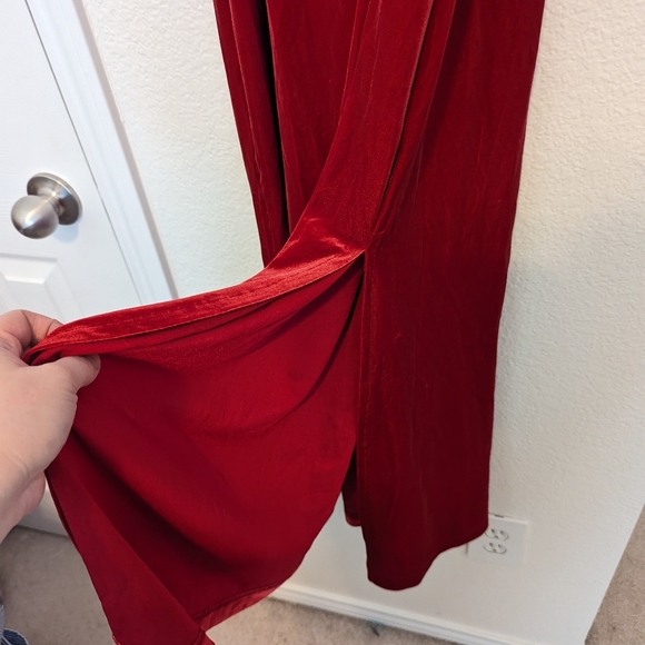 Red velvet dress. - Picture 8 of 9